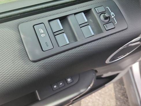 Used 2025 Land Rover Discovery Dynamic SE image 23