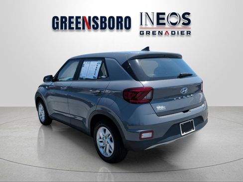 Used 2021 Hyundai Venue SE FWD image 3