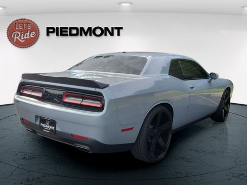 Used 2020 Dodge Challenger SXT w/ Driver Convenience Group RWD image 5