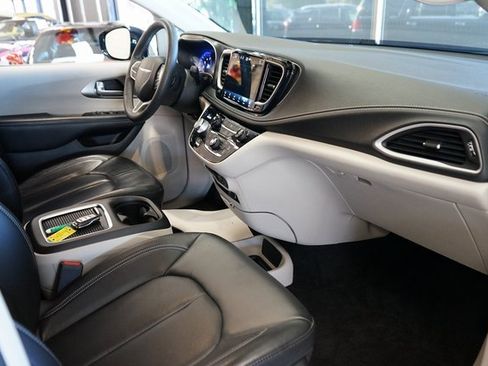 Used 2022 Chrysler Pacifica Touring-L image 42