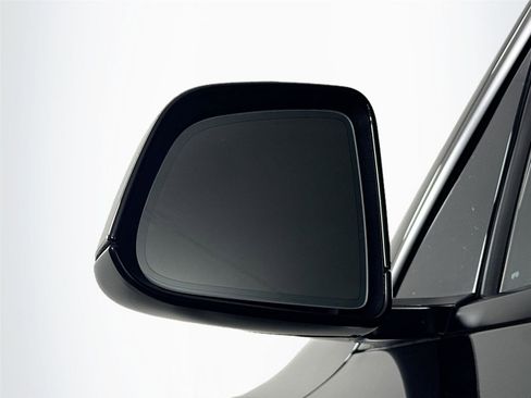 Used 2026 Tesla Model Y Long Range image 9