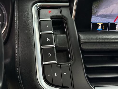 Used 2021 Chevrolet Tahoe Z71 w/ Luxury Package AWD/4WD image 17