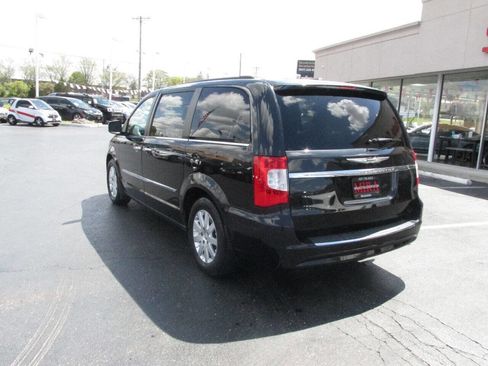 Used 2012 Chrysler Town & Country Touring-L w/ Driver Convenience Group image 10