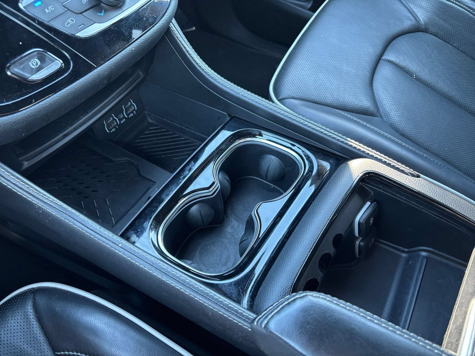 Used 2025 Chrysler Pacifica Limited FWD image 45