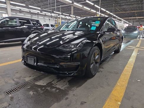 Used 2023 Tesla Model 3 Standard Range image 3
