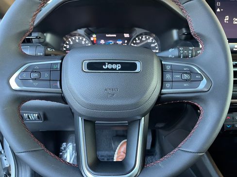 Used 2025 Jeep Compass Trailhawk AWD/4WD image 28