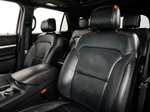 Used 2017 Ford Explorer XLT w/ Equipment Group 202A image 10