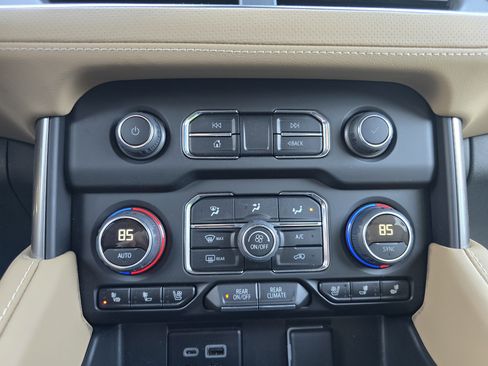 Used 2024 Chevrolet Suburban Premier image 29