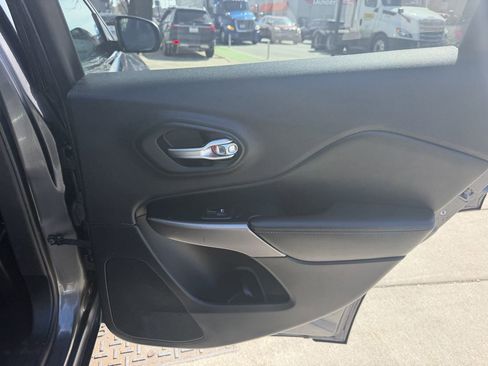 Used 2019 Jeep Cherokee Limited image 23