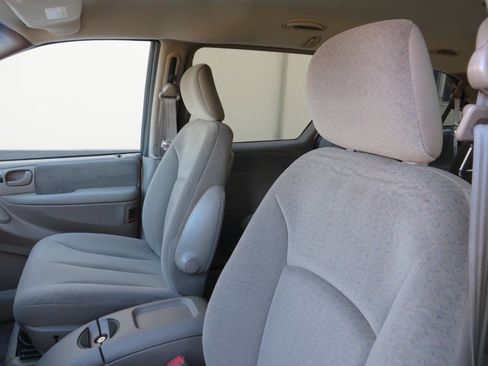 Used 2001 Chrysler Town & Country LX image 10