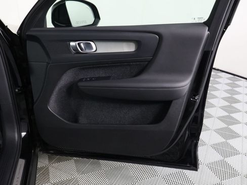 Certified 2025 Volvo XC40 B5 Plus AWD/4WD image 21