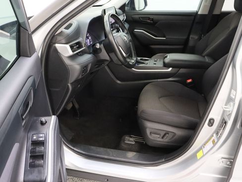 Used 2023 Toyota Highlander LE image 14