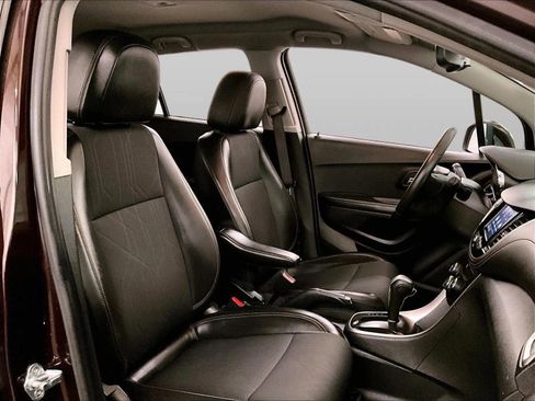 Used 2022 Chevrolet Trax LT w/ Driver Confidence Package image 7