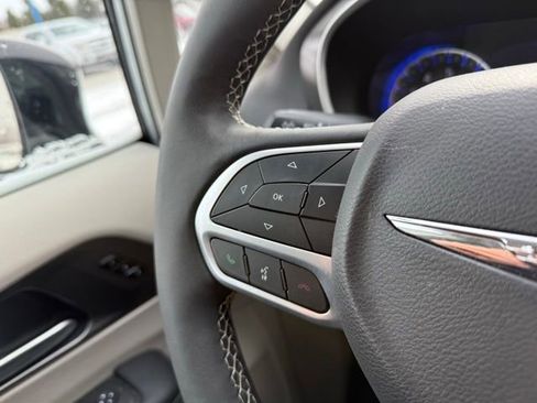 Used 2024 Chrysler Pacifica Touring-L image 25