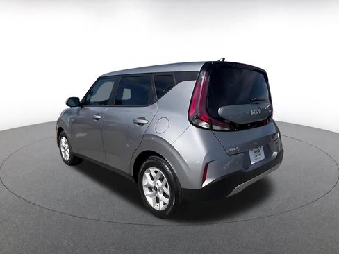 Used 2025 Kia Soul LX w/ LX Technology Package FWD image 11