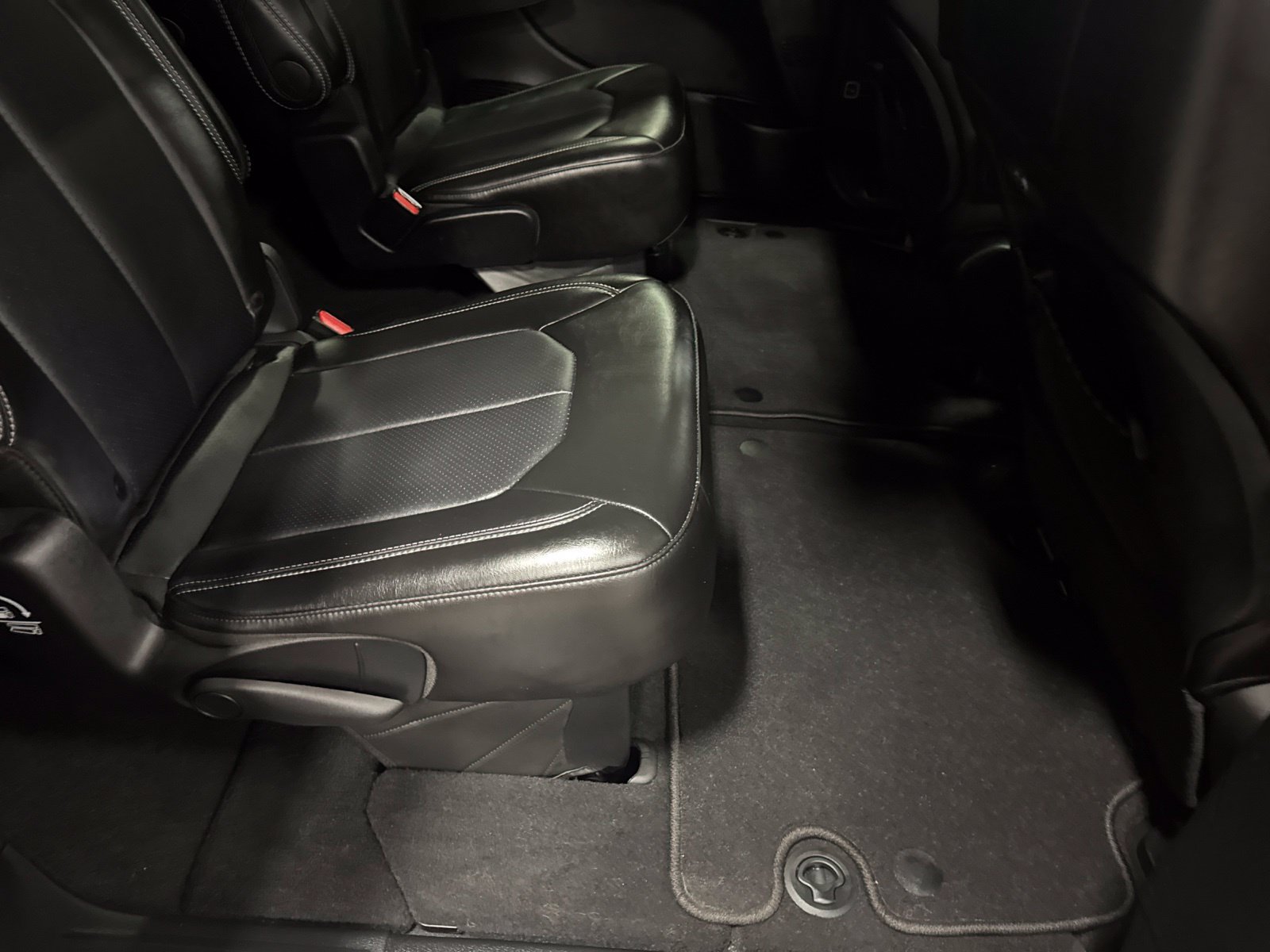 Used 2027 Chrysler Pacifica Select FWD image 9