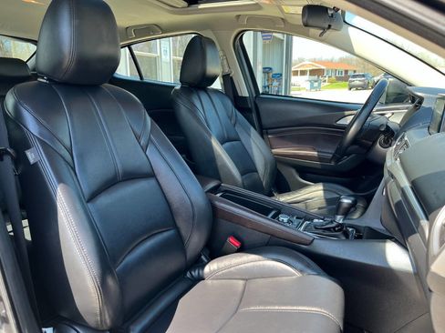 Used 2018 MAZDA MAZDA3 Touring FWD image 10