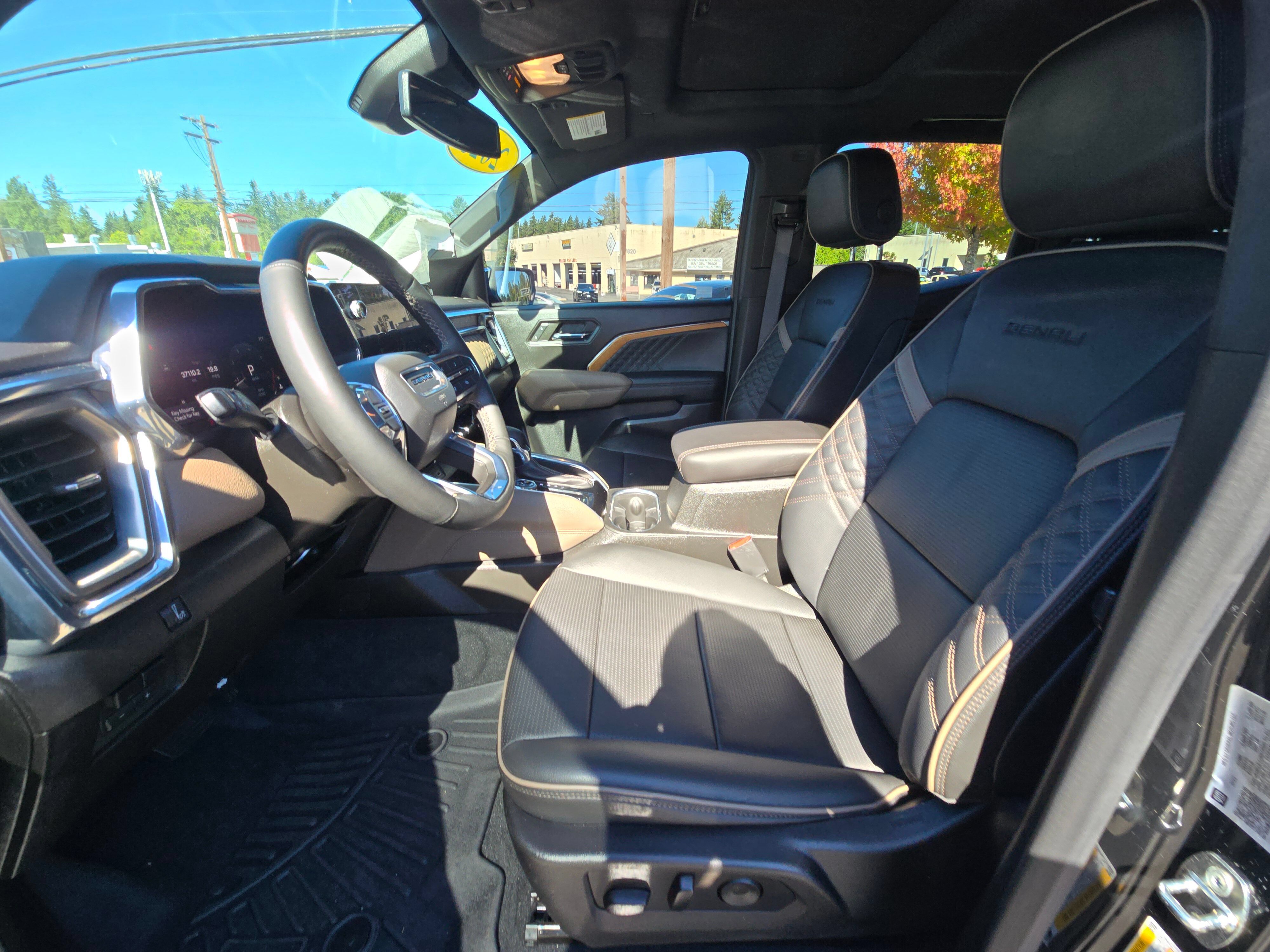 Used 2023 GMC Canyon Denali w/ Denali Black Edition AWD/4WD image 21