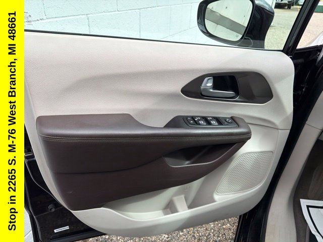 Used 2017 Chrysler Pacifica Touring-L Plus FWD image 13