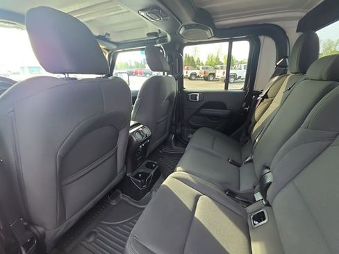 Used 2020 Jeep Gladiator Overland AWD/4WD image 15
