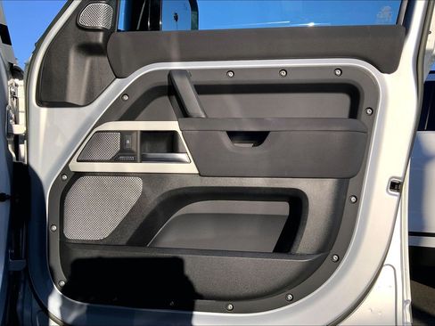 Used 2023 Land Rover Defender 130 SE image 22