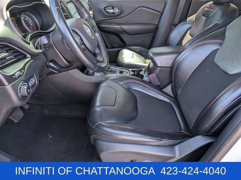 Used 2019 Jeep Cherokee Trailhawk AWD/4WD image 18