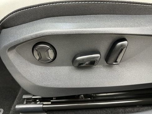 Certified 2025 Volkswagen Taos SE image 14