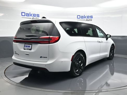 Used 2024 Chrysler Pacifica Select image 8