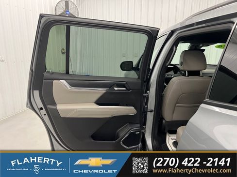 Used 2026 GMC Acadia Elevation w/ Elevation Premium Package FWD image 10