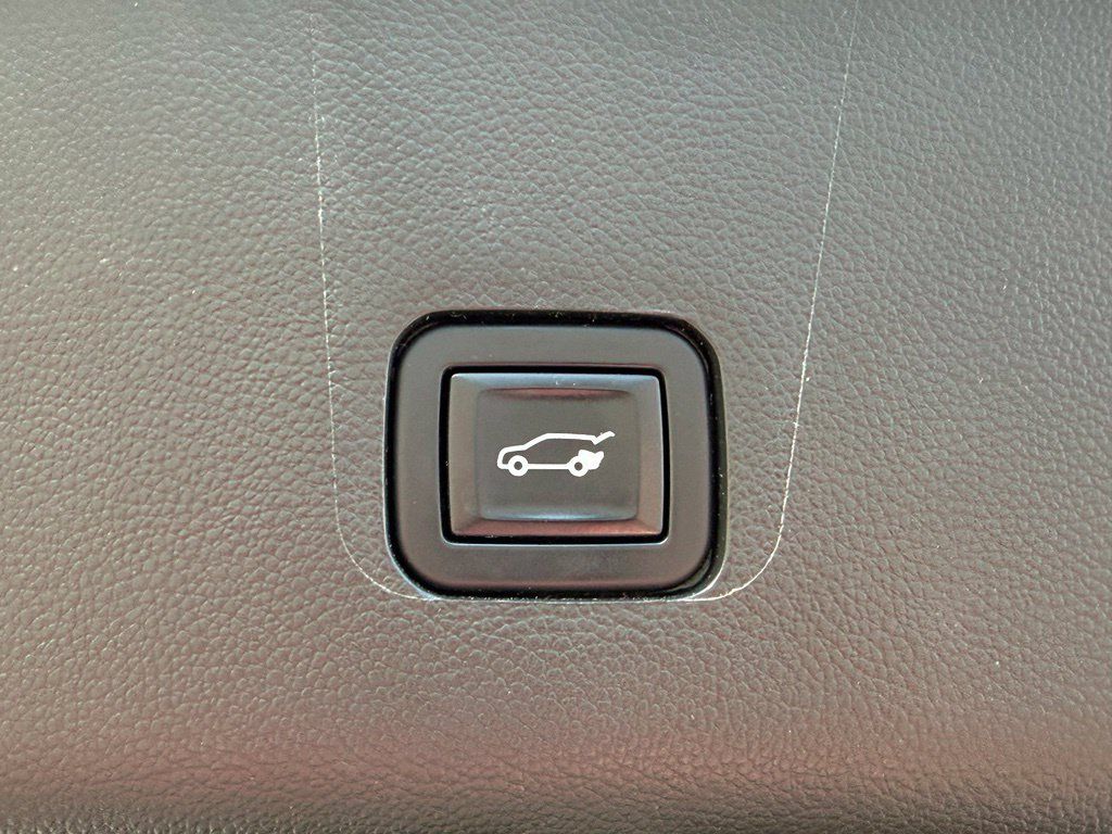 Used 2021 Chevrolet Traverse LT FWD image 23