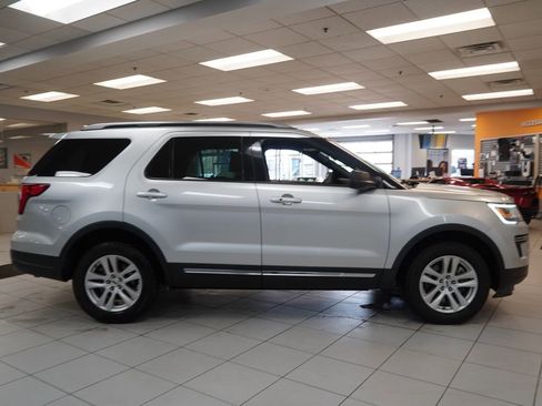 Used 2018 Ford Explorer XLT image 13