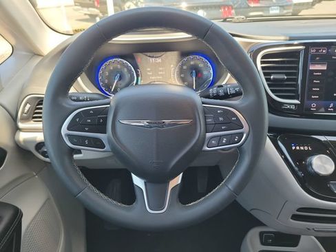 Used 2024 Chrysler Pacifica Touring-L FWD image 13