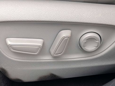 Used 2023 Toyota Highlander XLE FWD image 21