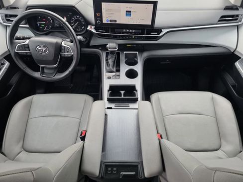 Used 2025 Toyota Sienna XLE FWD image 22