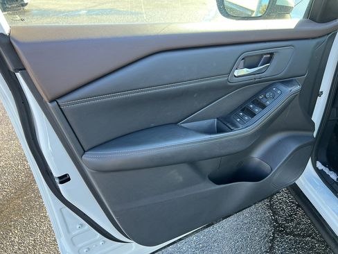 Used 2023 Nissan Rogue SV w/ SV Premium Package image 13