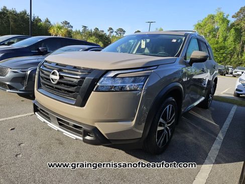 Used 2023 Nissan Pathfinder Platinum w/ Black Appearance Package image 5