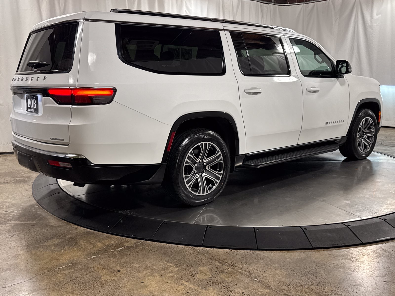 Used 2024 Jeep Wagoneer L Series II w/ Flexible Seating Group AWD/4WD image 10