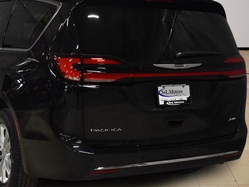 New 2026 Chrysler Pacifica Select AWD/4WD image 10