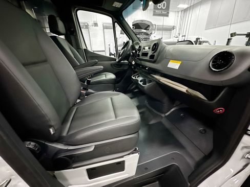 Used 2025 Mercedes-Benz Sprinter 2500 image 27