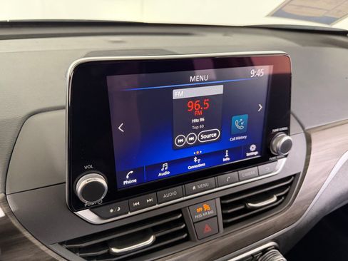 Used 2025 Nissan Altima 2.5 SV FWD image 15