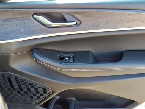 Used 2025 Jeep Grand Cherokee L Limited w/ Black Appearance Package image 27