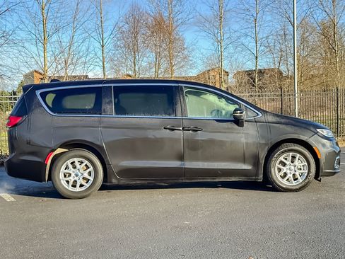 Used 2023 Chrysler Pacifica Touring-L image 2
