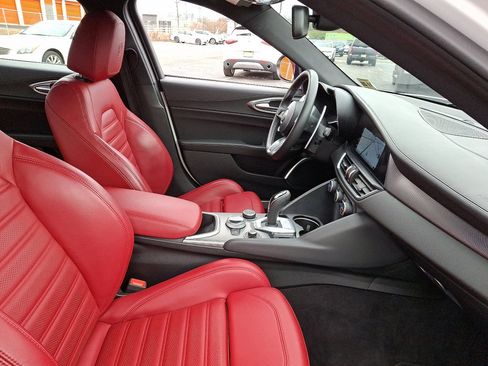 Used 2023 Alfa Romeo Giulia Veloce image 12
