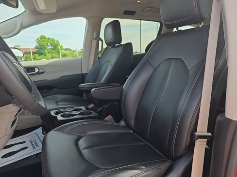 Used 2024 Chrysler Pacifica Touring-L FWD image 10