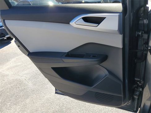 Used 2025 Volkswagen Taos SE w/ Panoramic Sunroof Package image 13