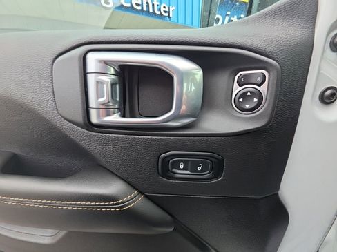 Used 2025 Jeep Wrangler Unlimited Sahara AWD/4WD image 20