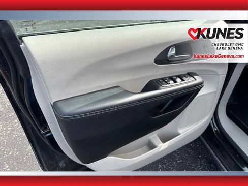 Used 2023 Chrysler Pacifica Touring-L FWD image 12