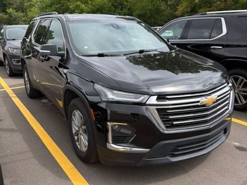 Used 2023 Chevrolet Traverse LT FWD image 2
