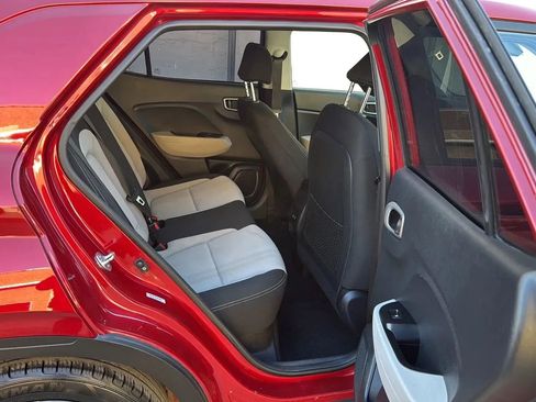 Used 2024 Hyundai Venue SEL FWD image 25