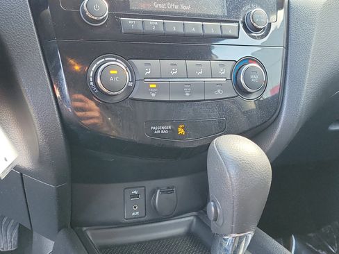 Used 2015 Nissan Rogue S image 27